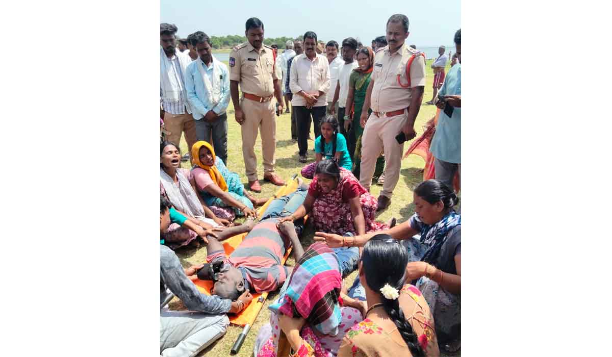 Suicide | కుటంబ కలహాలతో ఇద్దరు పిల్లలతో సహా తండ్రి ఆత్మహత్య