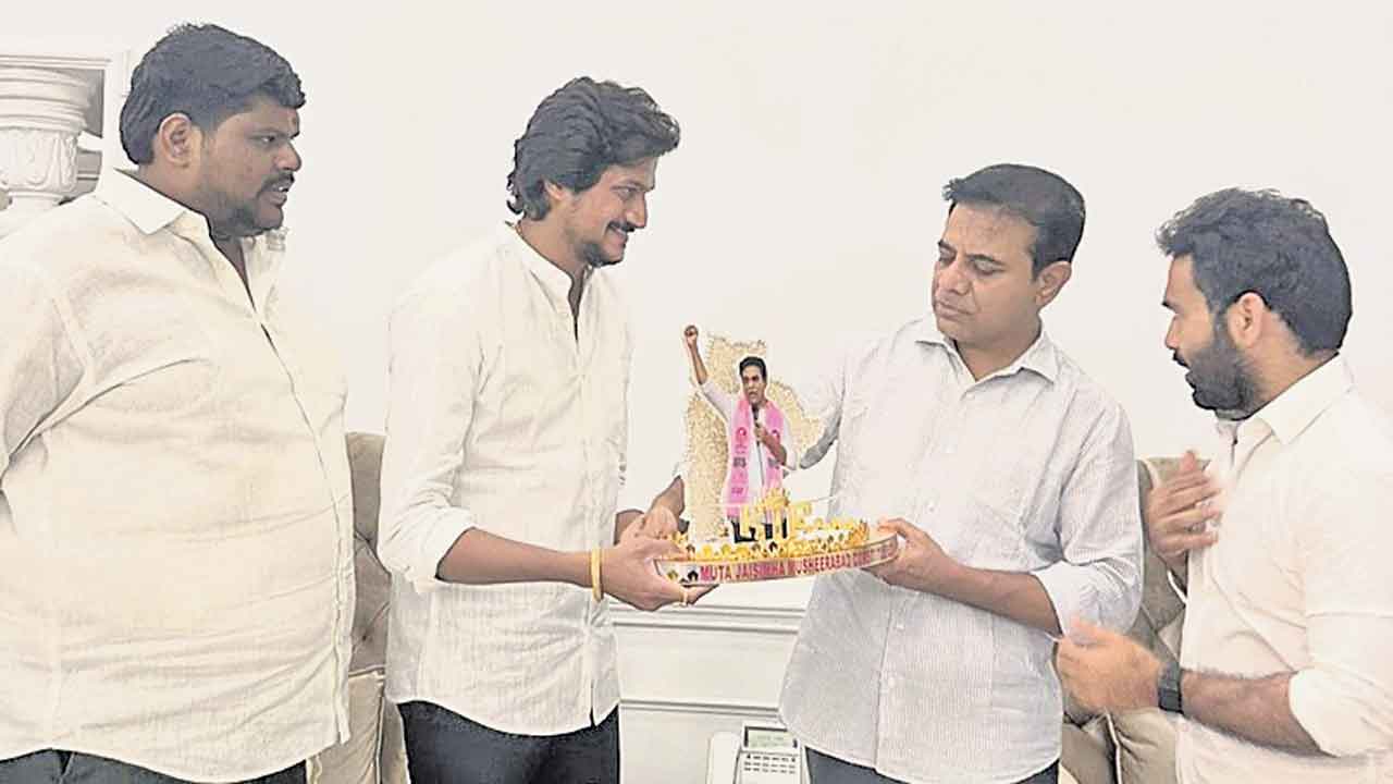 గులాబీ జెండా రెపరెపలాడాలి