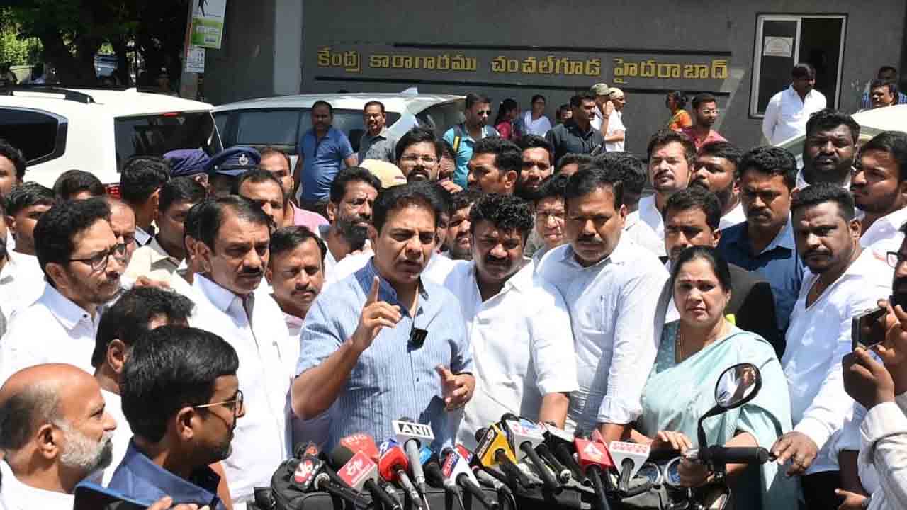 KTR | చంచల్‌గూడ జైలులో బాల్క సుమన్‌తో ములాఖత్ అయిన కేటీఆర్‌
