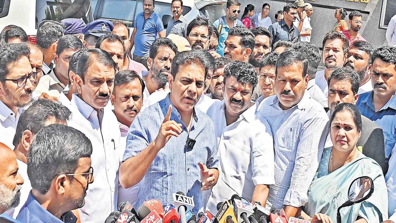 స్కాములు బయటపెడ్తున్నమనే.. సర్కార్‌ కేసులు