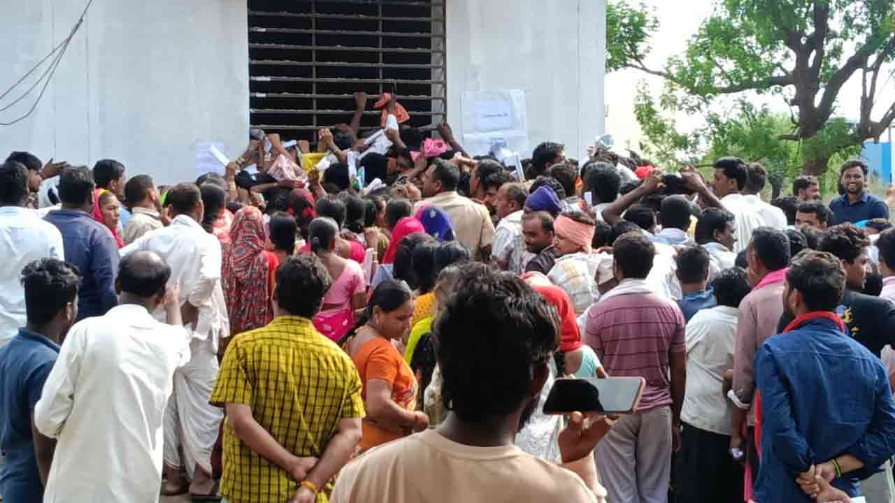 Farmers | నిద్రహారాలు మాని జొన్న టోకెన్ల కోసం కుభీర్ రైతుల నిరీక్షణ.. క్యూలైన్‌లో తోపులాట