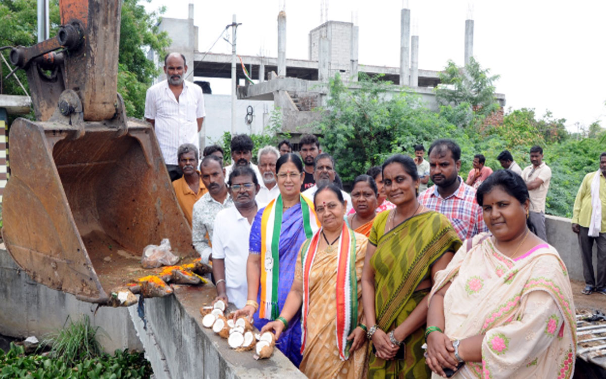 కోదాడ‌లో వరద నివారణకు చర్యలు : మున్సిపల్ చైర్‌పర్సన్ ఎర్నేని కుసుమ