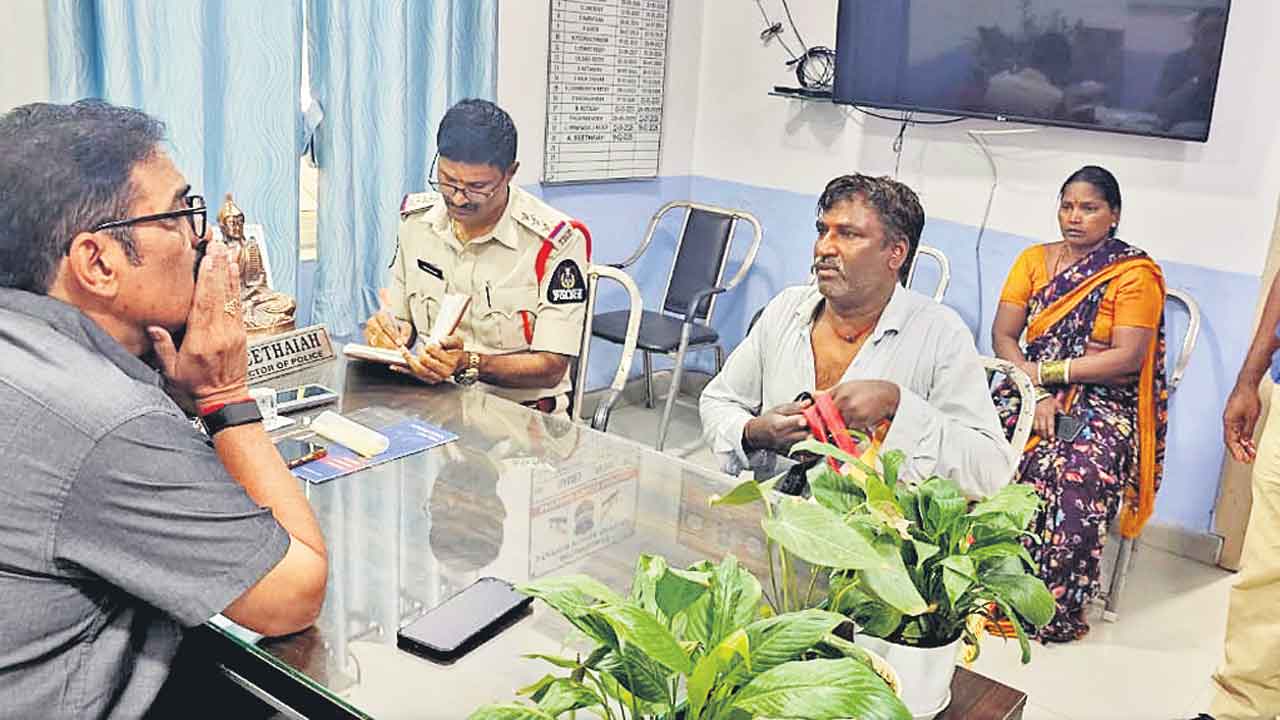 సచివాలయం సాక్షిగా దంపతుల ఆత్మహత్యాయత్నం