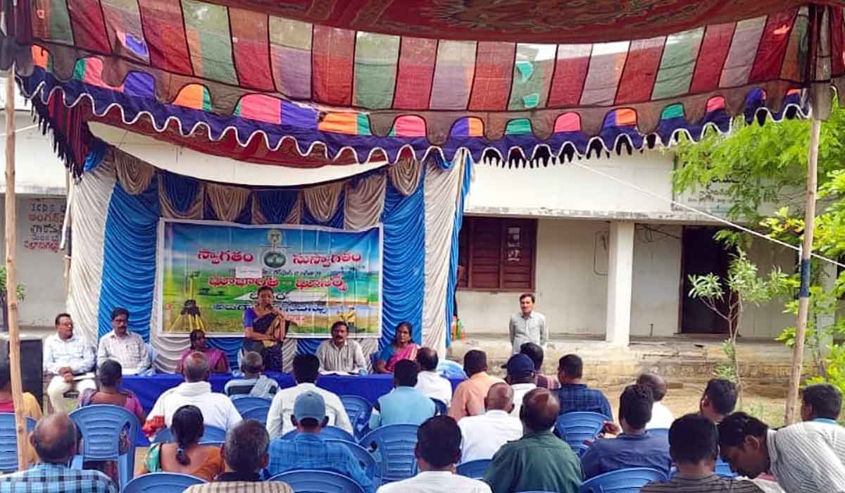 land survey | భూ సర్వేకు రైతులు సహకరించాలి.. అదనపు కలెక్టర్ బీఎస్ లత