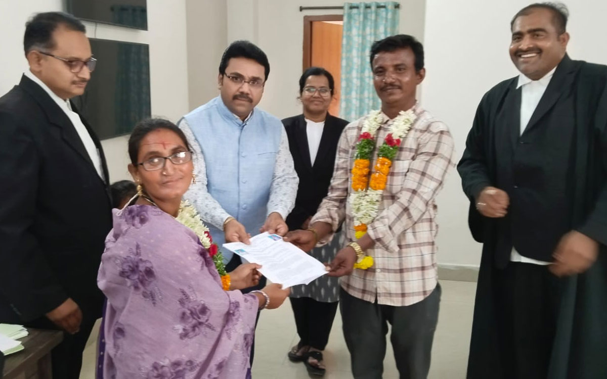 మ‌న‌స్ప‌ర్థ‌లు వీడి న్యాయ‌మూర్తుల స‌మ‌క్షంలో ఒక్క‌టైన భార్యాభ‌ర్త‌లు