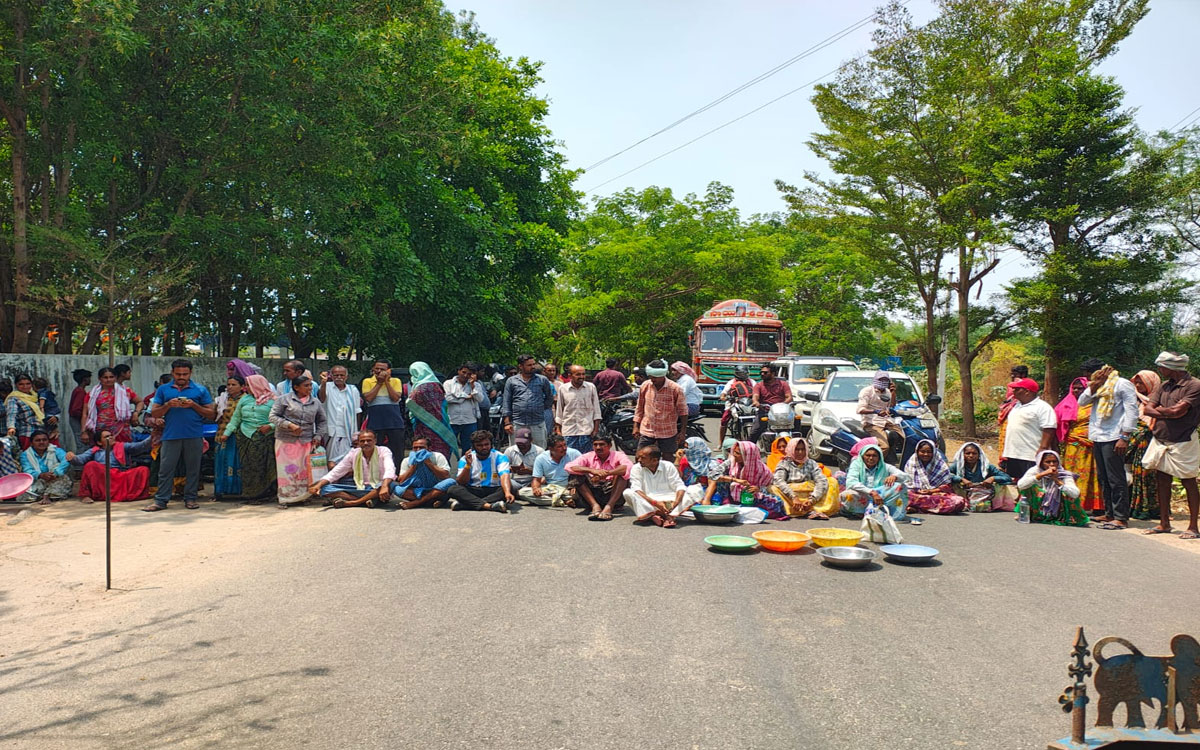 మాచారం ఫీల్డ్ అసిస్టెంట్‌పై చర్యలు తీసుకోవాలని ఉపాధి కూలీల‌ రాస్తారోకో