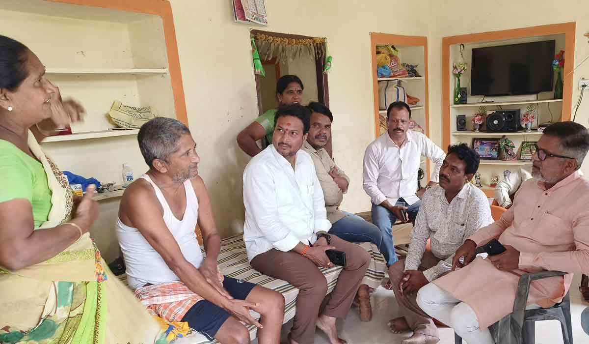 Putta Madhukar | గీత కార్మికుడికి మాజీ ఎమ్మెల్యే పుట్ట మధూకర్ పరామర్శ