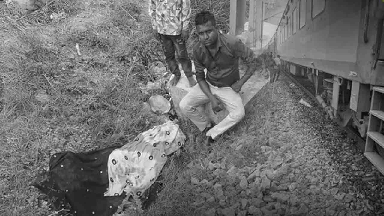 Train Accident | మొబైల్ పేలిందని పుకారు.. రైలులో నుంచి దూకి నలుగురు ప్రయాణికులు దుర్మరణం!