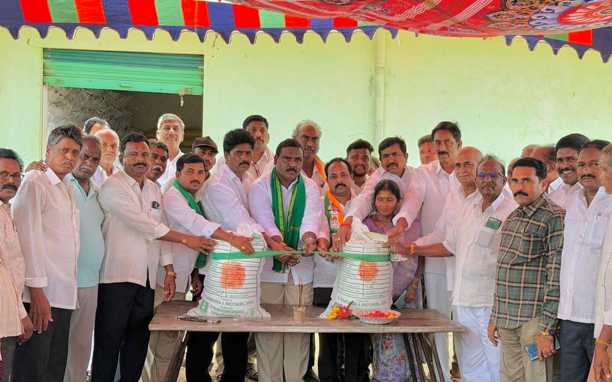‘పచ్చిరొట్ట విత్తనాలతో రైతులు భూసారం పెంచుకోవాలి’