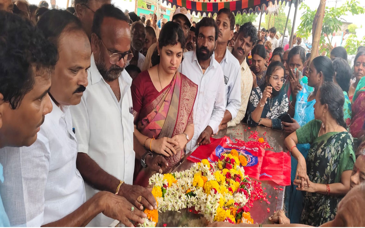 ప‌లు కుటుంబాల‌కు బీఆర్ఎస్ నాయకురాలు మనీశా ప‌రామ‌ర్శ‌