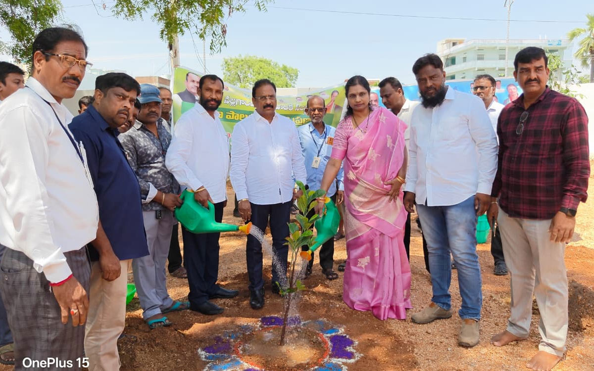 పచ్చదనం పెంపే భావితరాలకు భద్రమైన భవిష్యత్ : న‌ల్ల‌గొండ‌ మేయర్ బుర్రి చైత‌న్య‌