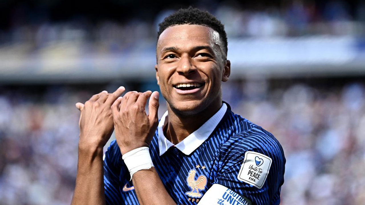 Kylian Mbappe: దూసుకొస్తున్న ఫ్రాన్స్ స్ట్ర‌యిక‌ర్.. ఫ్లూట్ ఊదిన‌ ఎంబాప్పే
