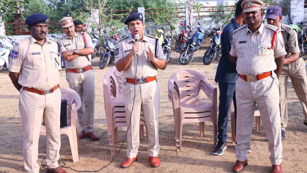 సైబర్ మోసాల పట్ల అప్రమత్తంగా ఉండాలి : అదనపు ఎస్పీ విక్రాంత్ కుమార్ సింగ్