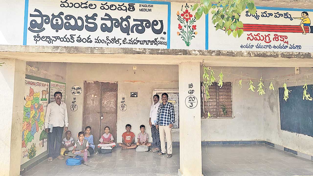 బిల్లు చెల్లించలేదని పాఠశాలకు తాళం