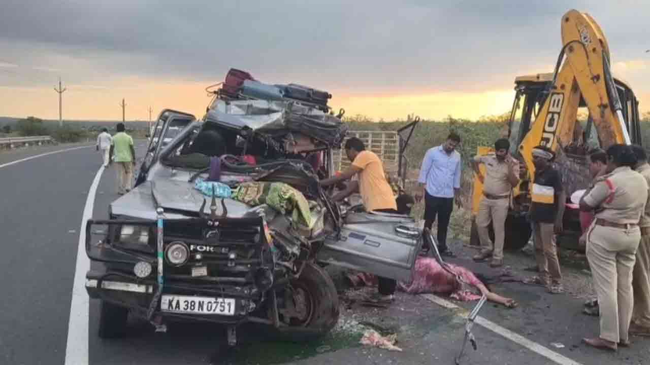 Road Accident | లారీని వేగంగా ఢీకొట్టిన తుఫాన్ వాహనం.. నలుగురు మృతి, 9 మందికి గాయాలు