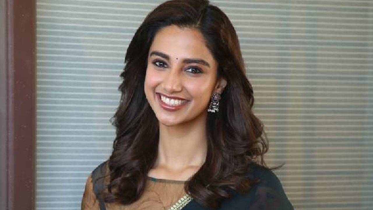 Meenakshi chaudhary | మీనాక్షి చౌదరి పేరుతో సైబర్ మోసం.. అభిమానులకు హీరోయిన్ కీలక హెచ్చరిక!