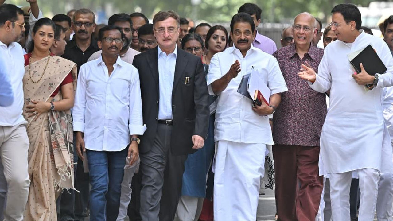 Meenakshi Natarajan: మీనాక్షీ కేసులో నిర్ణ‌యాన్ని వెన‌క్కి తీసుకోండి..  ఈసీని కోరిన సీనియ‌ర్ కాంగ్రెస్ నేత‌లు