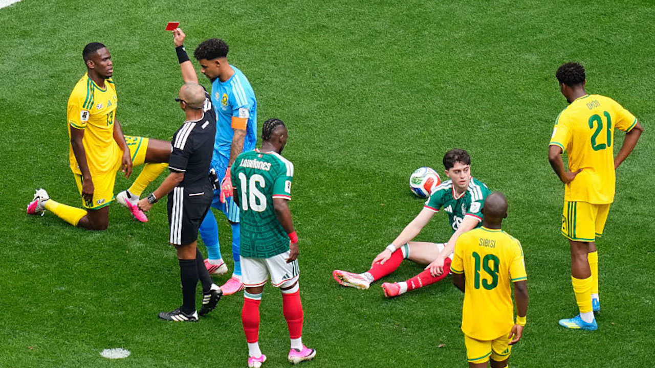 FIFA World Cup: తొలి మ్యాచ్‌లోనే ముగ్గురికి రెడ్ కార్డ్‌.. ద‌క్షిణాఫ్రికాపై 2-0 గోల్స్ తేడాతో మెక్సికో విక్ట‌రీ