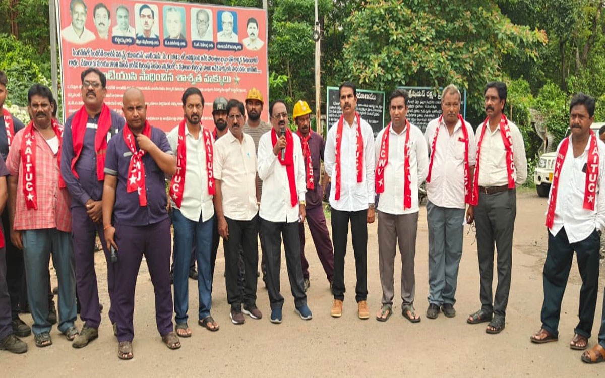‘సింగరేణి కార్మికులు సమ్మెకు సిద్ధంగా ఉండాలి’