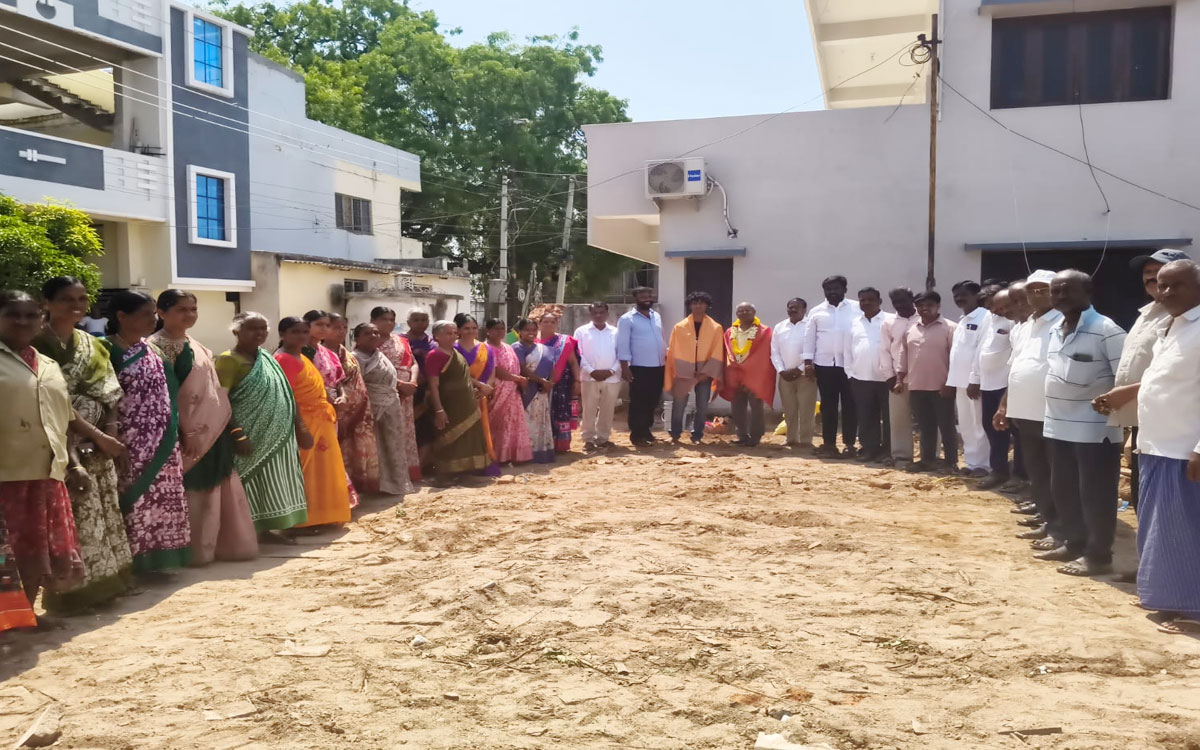 తల్లిదండ్రుల జ్ఞాపకార్థం 240 గజాల స్థలం దానం