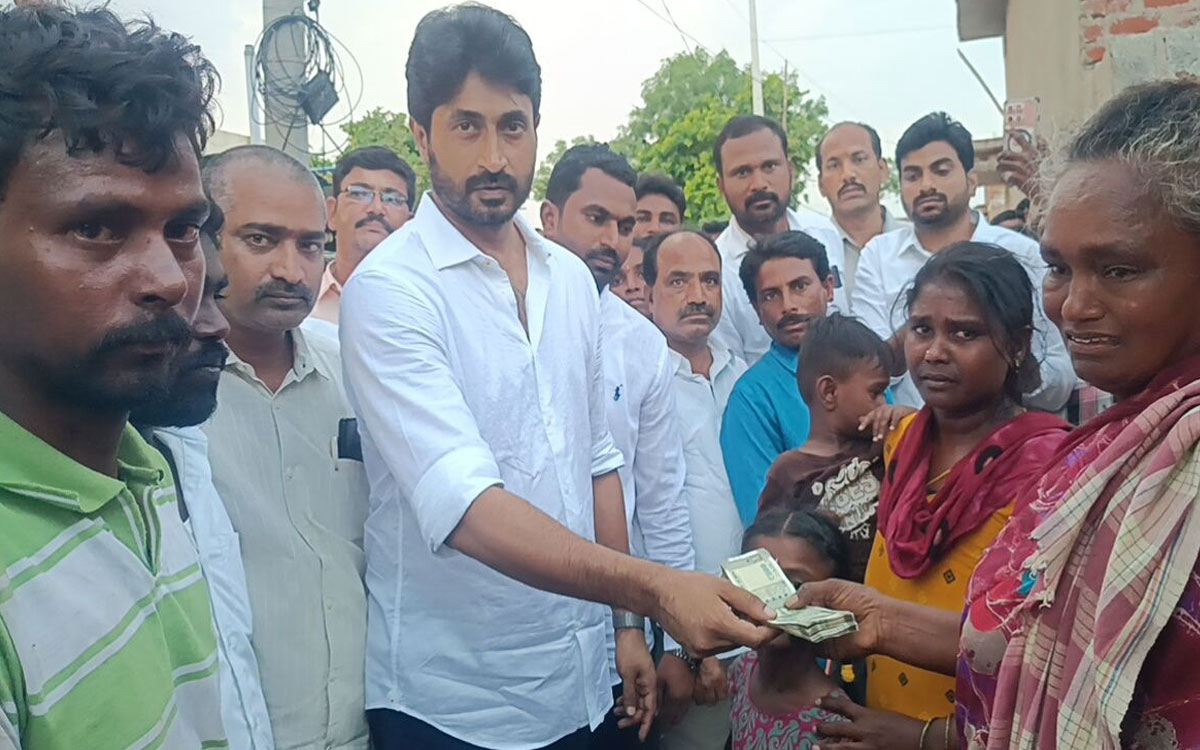 బాధిత కుటుంబానికి ఎమ్మెల్యే కుందూరు జైవీర్‌రెడ్డి ఆర్థిక సాయం