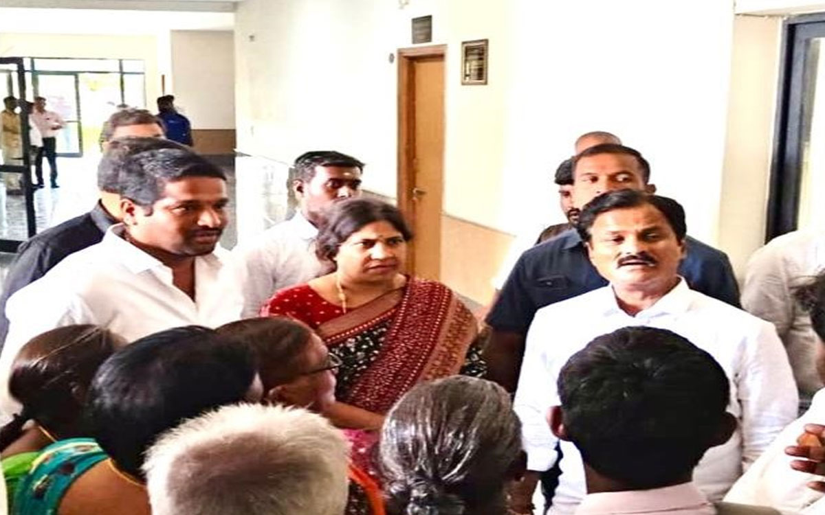 'రైల్వే విస్తరణలో ఇళ్లు, ఉపాధి కోల్పోయాం.. ఆదుకోవాలి'