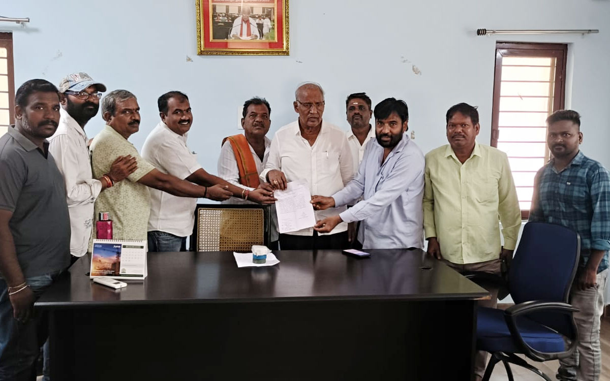 రోడ్డు ఏర్పాటు చేయాలని ఎమ్మెల్యే కూనంనేనికి వినతి