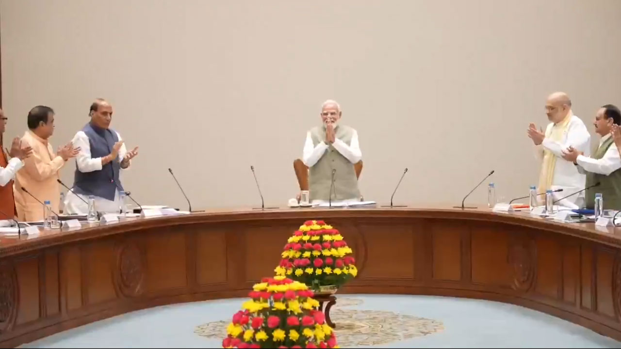 PM Modi: అత్య‌ధిక కాలం ప్ర‌ధానిగా మోదీ..  ప్ర‌శంస‌లు కురిపిస్తూ కేంద్ర క్యాబినెట్ తీర్మానం