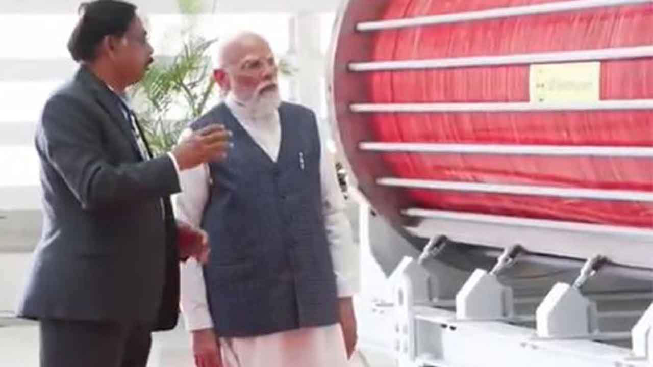 PM Modi: ఎల్ అండ్ టీ ఆర్మ్డ్ సిస్ట‌మ్స్ కాంప్లెక్స్‌లో ప్ర‌ధాని మోదీ స‌మీక్ష‌