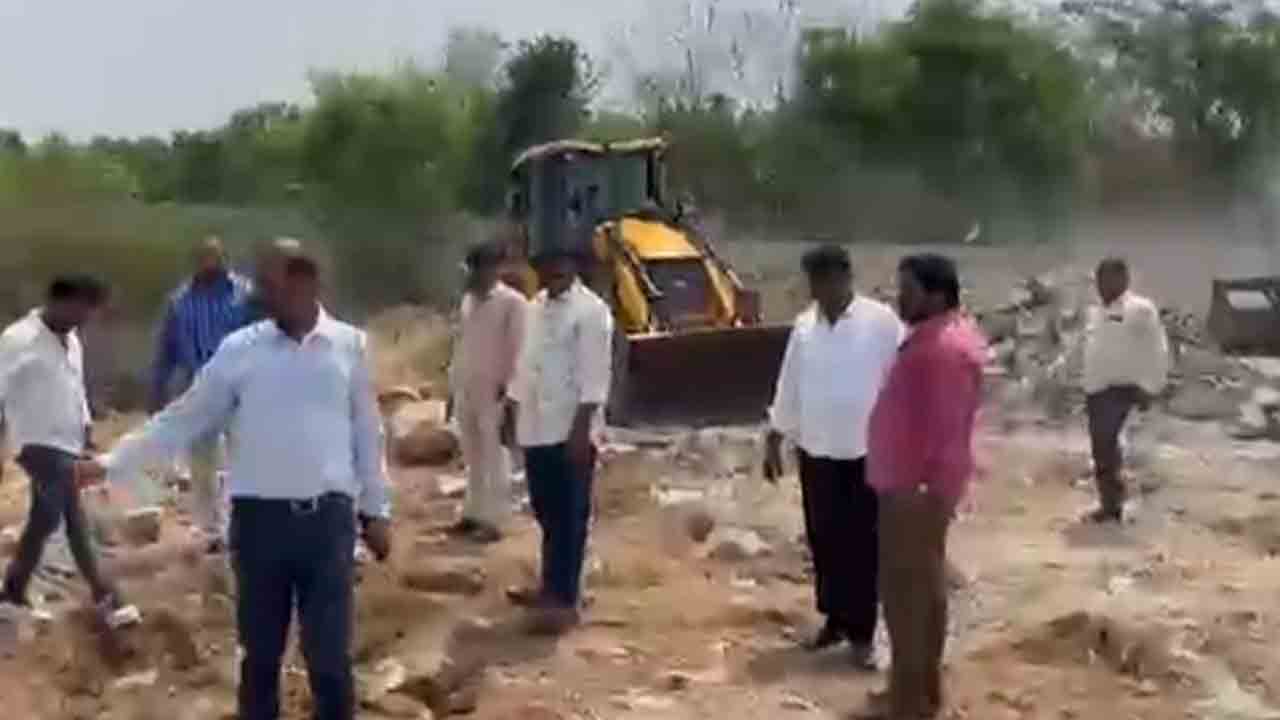 Moinabad | అక్రమ నిర్మాణాలను కూల్చివేసిన రెవెన్యూ అధికారులు