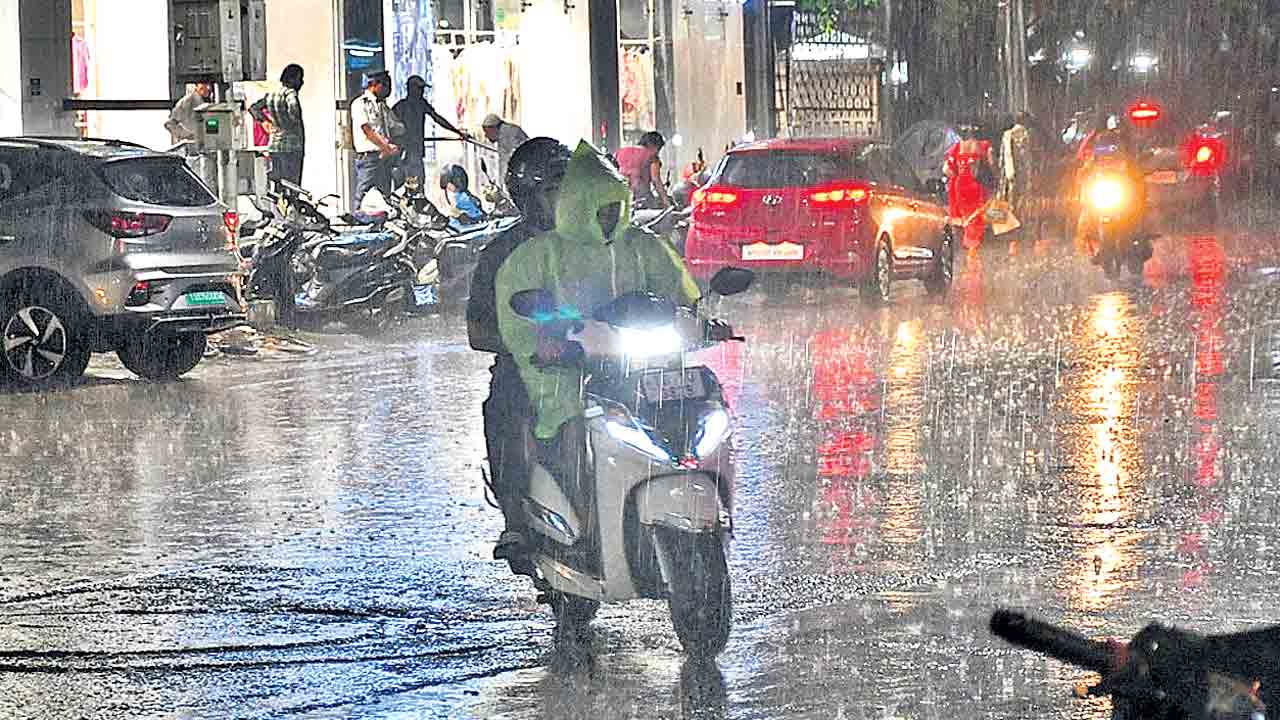 నగరంలో చిరుజల్లులు