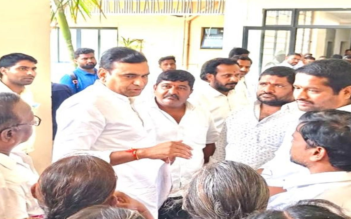 ‘రైల్వే విస్తరణలో ఇళ్లు, ఉపాధి కోల్పోయాం.. ఆదుకోవాలి’