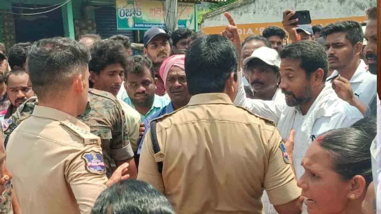 Mulugu | ర్యాలీని అడ్డుకున్న పోలీసులు.. ములుగు జిల్లాలో ఉద్రిక్తత