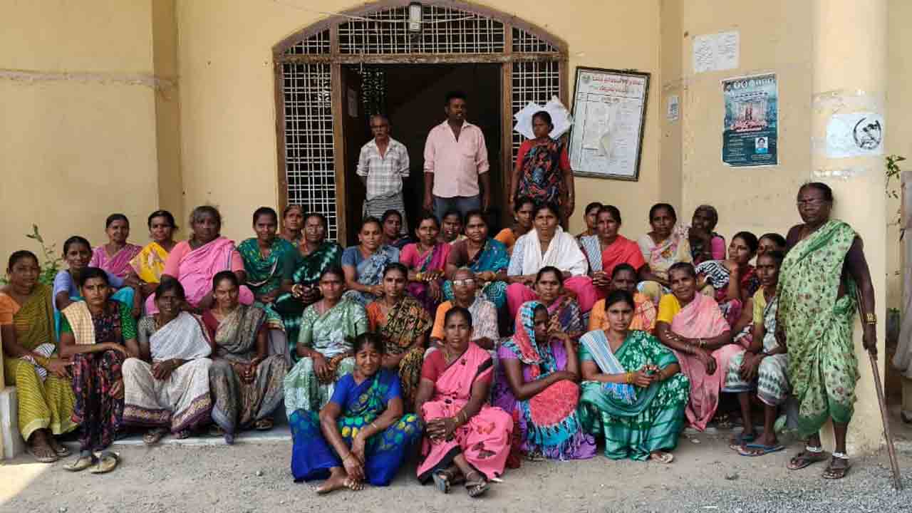 Narsimhulapeta | ఉపాధి హామీ పనులు కల్పించాలని ఎంపీడీవో కార్యాలయం ఎదుట కూలీల ధర్నా