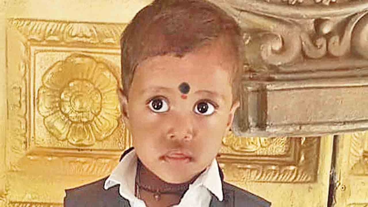స్కూల్‌ బస్సు టైర్‌ కింద నలిగిన బాలుడు