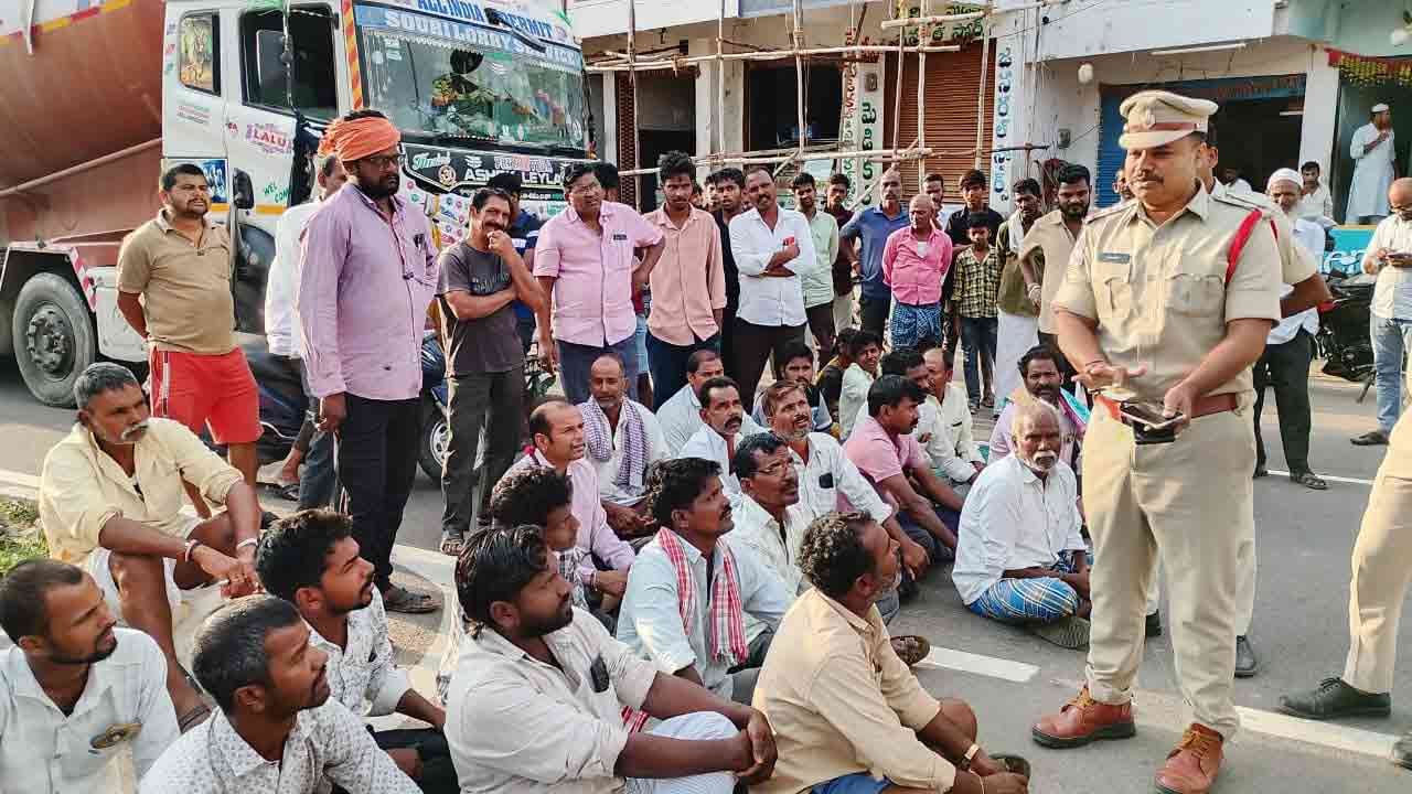 Nizampet Farmers | యాప్ రద్దు చేయండి.. యూరియా ఇప్పించండి.. నిజాంపేటలో రైతుల రాస్తారోకో
