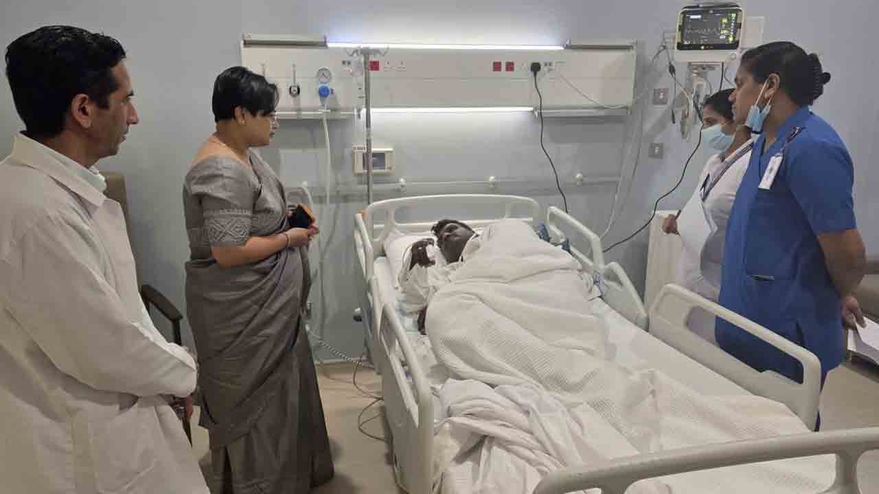 NRI | కువైట్ విమానాశ్రయంపై దాడి బాధితులను పరామర్శించిన భారత రాయబారి పారమితా త్రిపాఠి