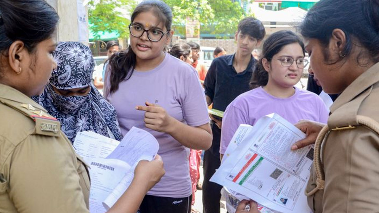 NEET-UG Re-exam: నీట్ రీఎగ్జామ్ విద్యార్థుల‌కు.. వాట్సాప్‌లో అల‌ర్ట్ మెసేజ్‌లు