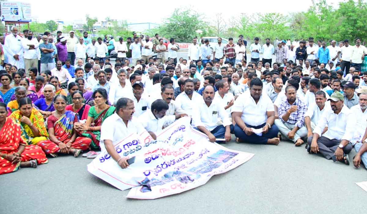 Nizamabad | కబ్జాల నుండి అడవిని కాపాడాలని రావుట్ల గ్రామస్తుల ధర్నా
