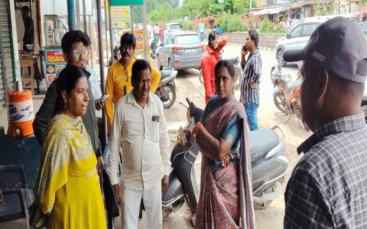 దుకాణ దారుల కు ఇబ్బంది క లుగ కుండా డ్రైనేజీ నిర్మాణం చేపట్టాలి