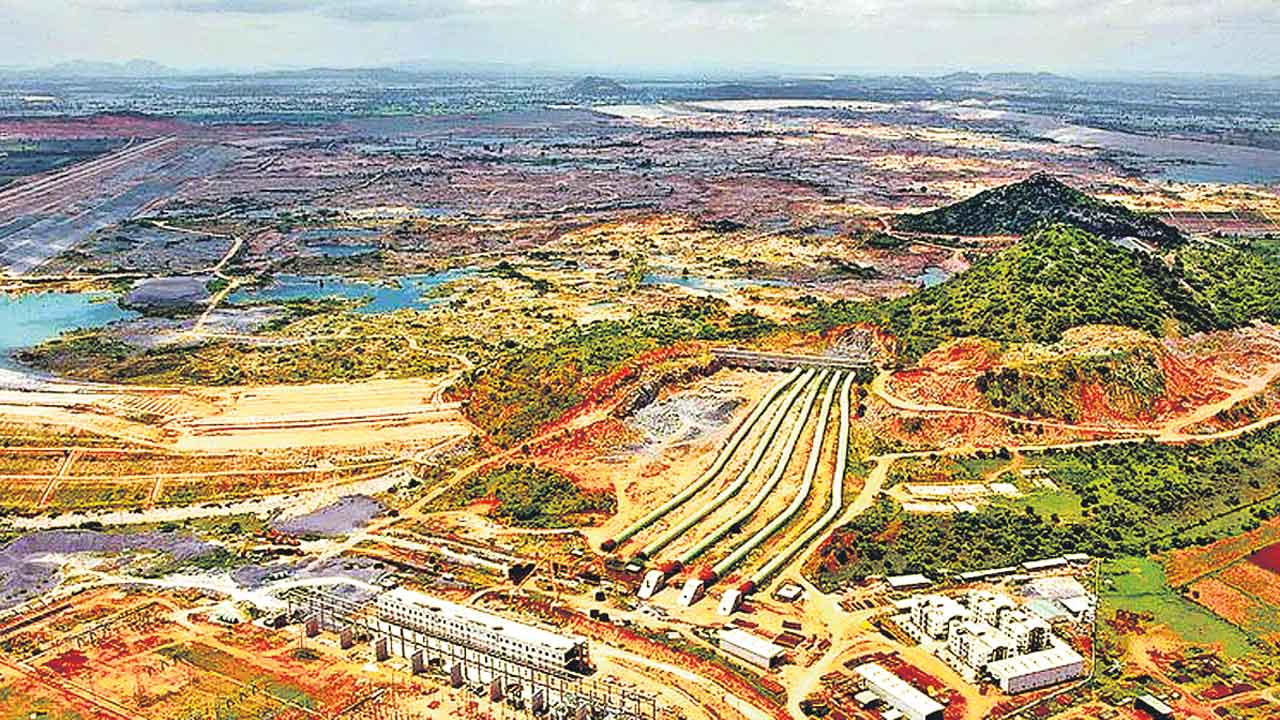 ప్రజల కన్నీళ్లు పట్టని ‘పాలమూరు బిడ్డ’