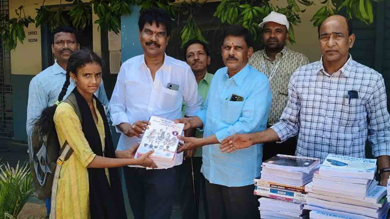 Papannapeta | విద్యార్థులకు గులాబీలతో స్వాగతం పలికిన ఉపాధ్యాయులు