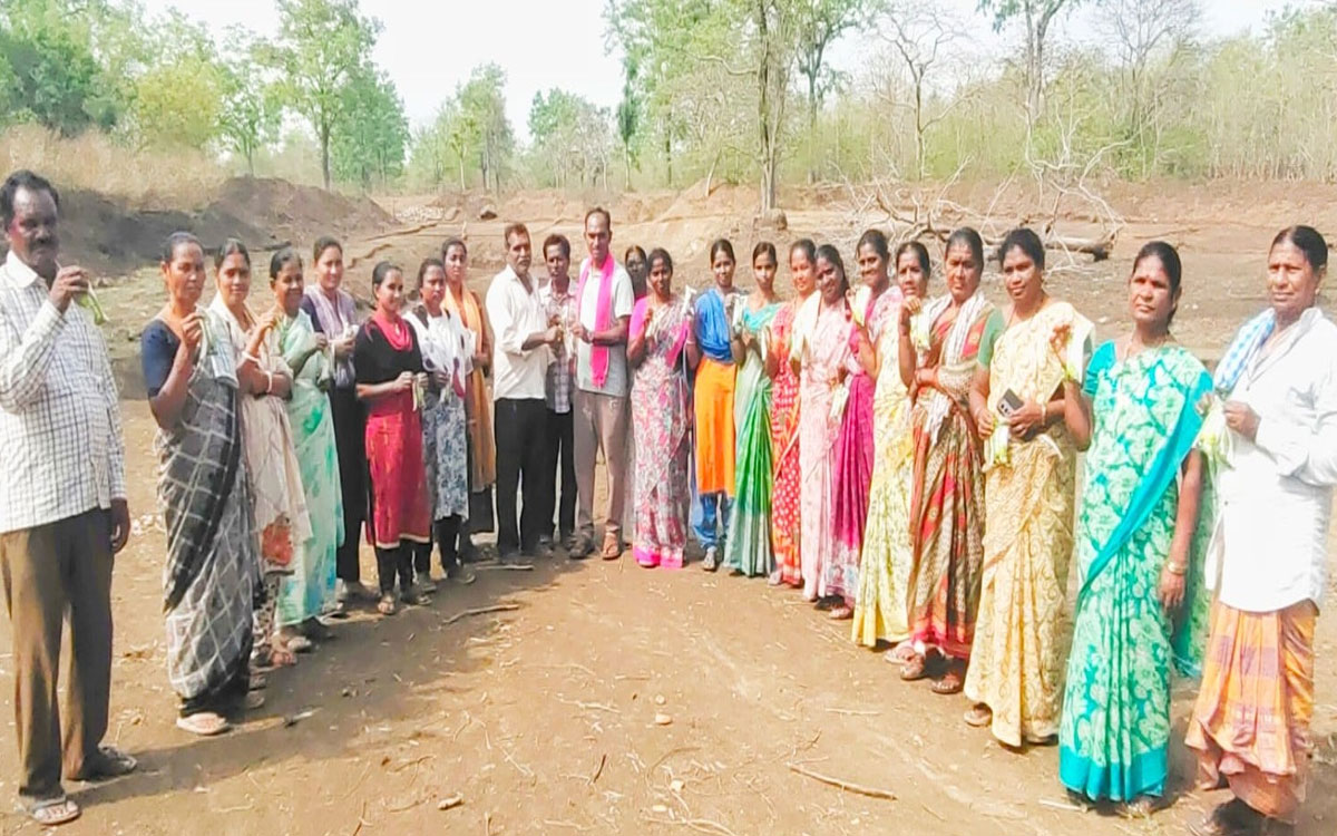 ఉపాధి కూలీలకు మజ్జిగ ప్యాకెట్లు పంపిణీ