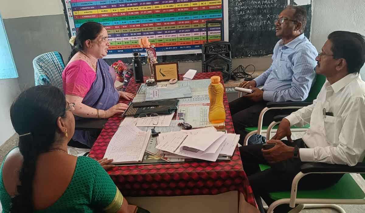Chigurumamidi | విద్యా బోధన పట్ల ప్రత్యేక శ్రద్ధ చూపించాలి.. చిగురుమామిడి మండల ప్రత్యేక అధికారి చత్రూ నాయక్