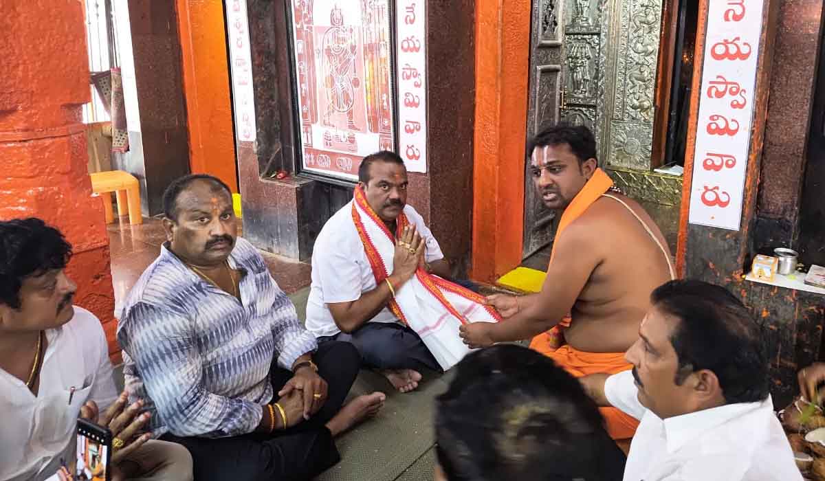 Kondagattu | కొండగట్టు అంజన్నను దర్శించుకున్న ఏలూరు మేయర్ భర్త ముజ్బుర్ రహమాన్