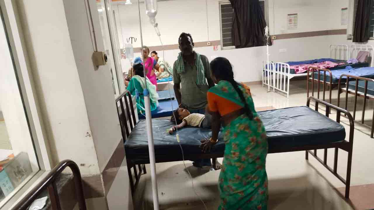 Peddapalli | గడ్డిమందు మెషిన్‌తో ఆడుకుని ముగ్గురు చిన్నారులకు అస్వస్థత