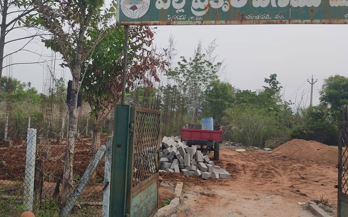 పల్లె ప్రకృతి వనంలో వీవో కార్యాలయం నిర్మాణం.. గ్రామస్థుల‌ ఆగ్రహం