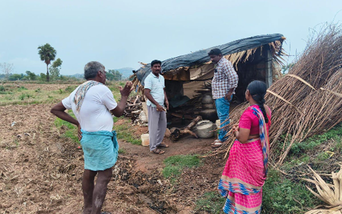 నాటు సారా స్థావ‌రాల‌పై పోలీసుల రైడ్