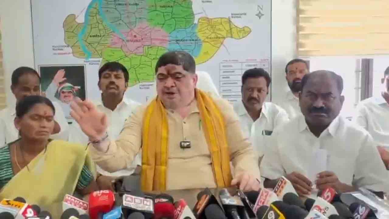 కూట్లో రాయి తీయలేనోడు ఏట్లో రాయి తీస్తడట..? పవన్‌ కళ్యాణ్‌పై ఫైర్‌ అయిన మంత్రి పొన్నం