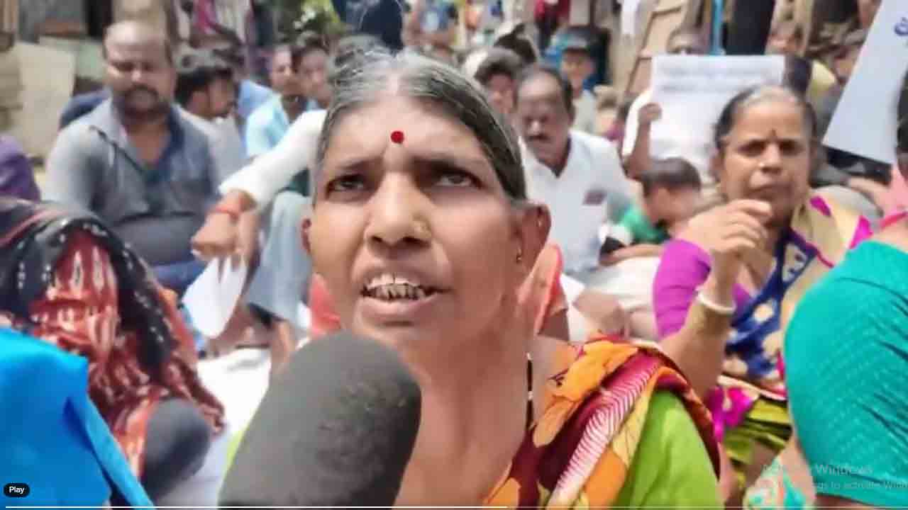 Poor People | మా ఇండ్లు కూలిపోతే పట్టించుకునే నాధుడే లేడు.. భగత్ సింగ్ నగర్ బస్తీ మ‌హిళలు